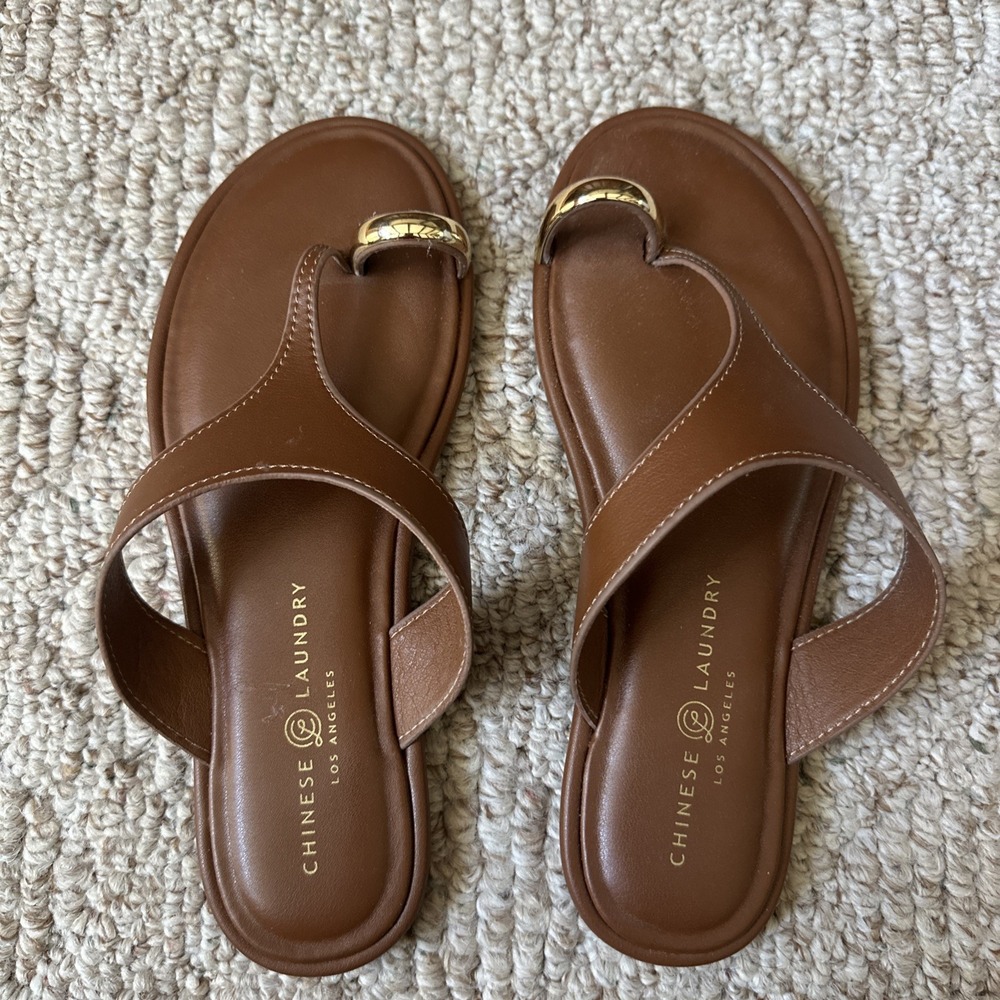 Womens Chinese Laundry Tan Brown Flat Thong Sandal Gold Hardware Ring Size 7.5